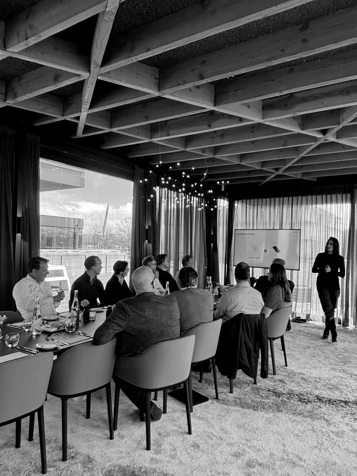 Danique presenteert tijdens een AI-sessie aan een groep professionals